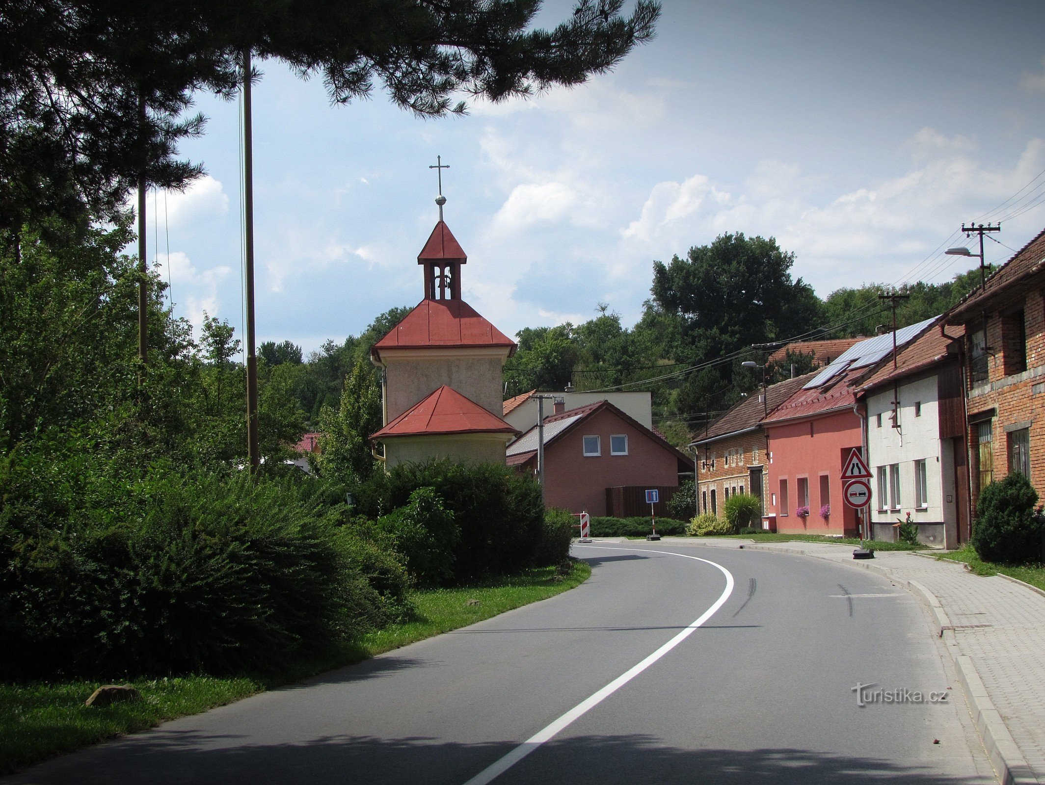Kapelle und Kreuz im Dorf Louky