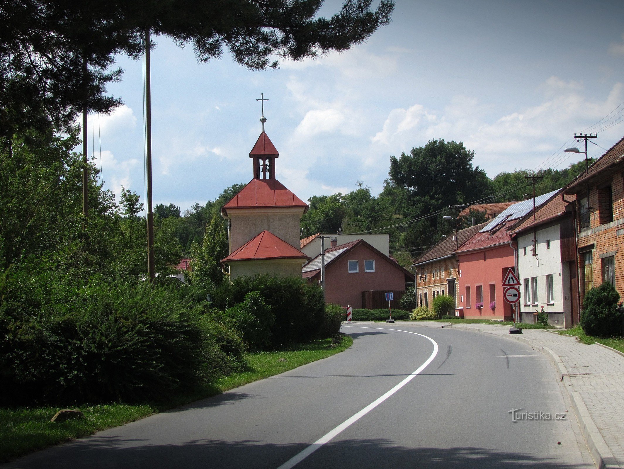 Kaplica i krzyż we wsi Louky