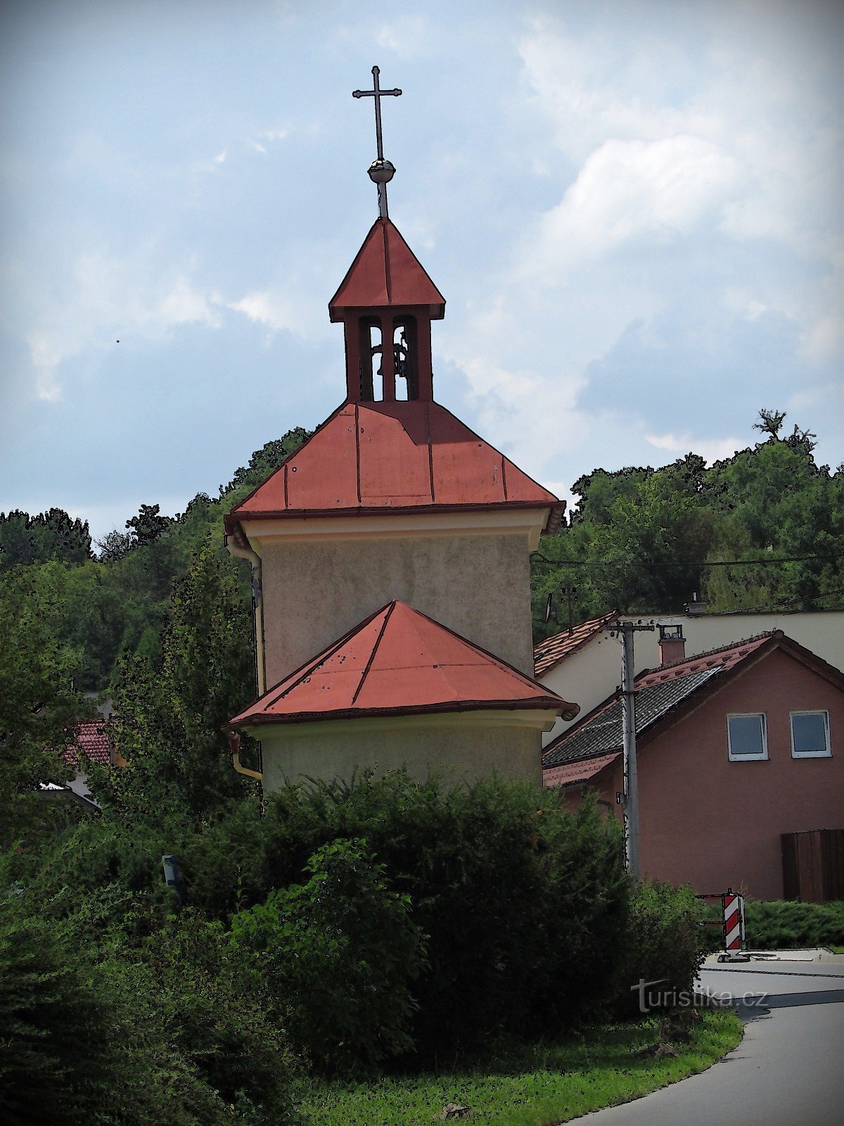 Kapelle und Kreuz im Dorf Louky