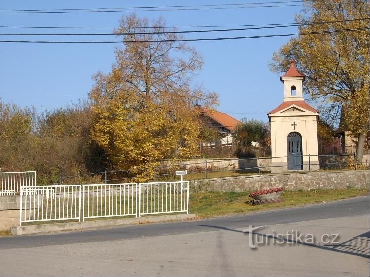 kaplica i strumień