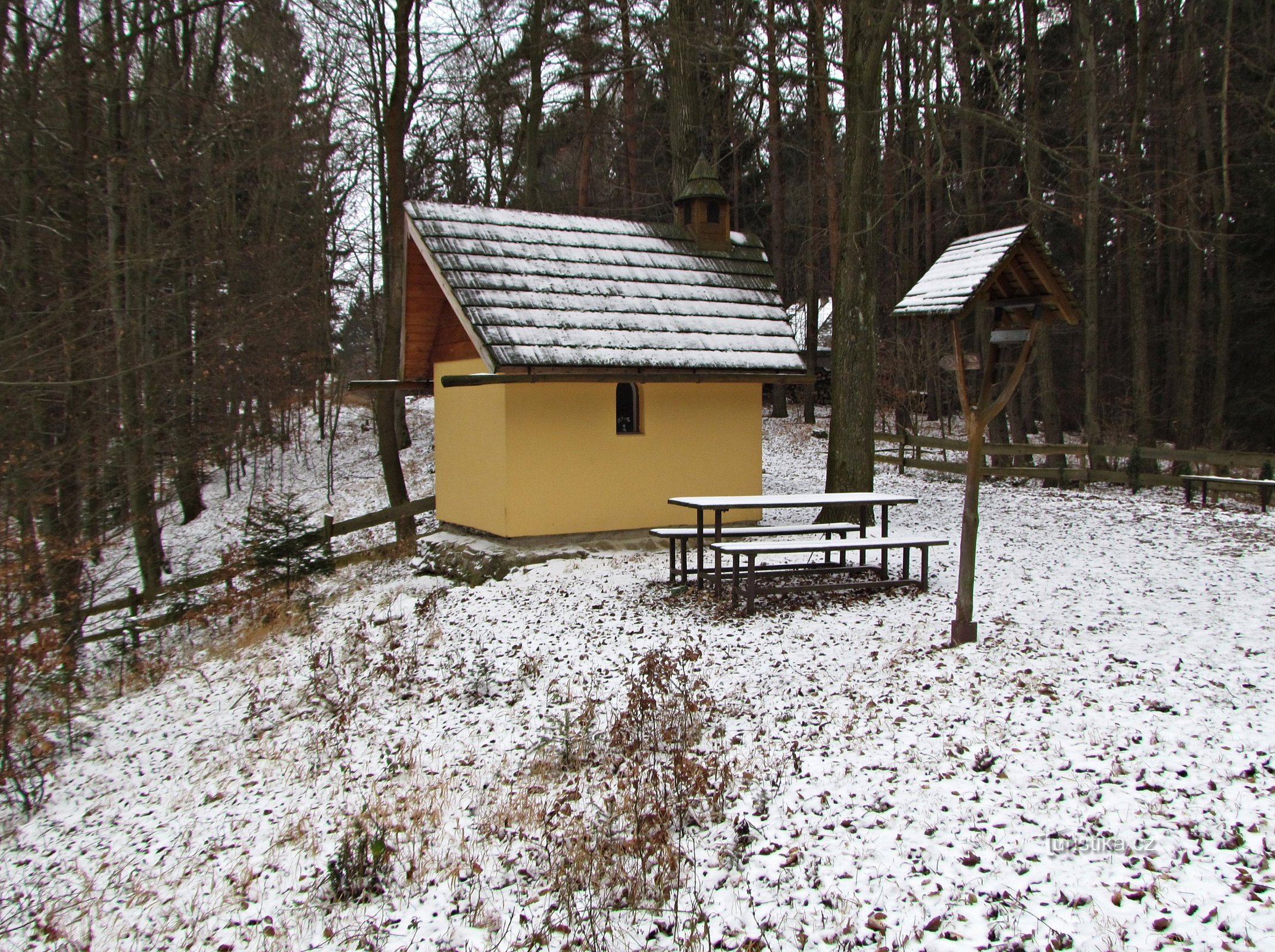 Na Papradné kapela i bunar