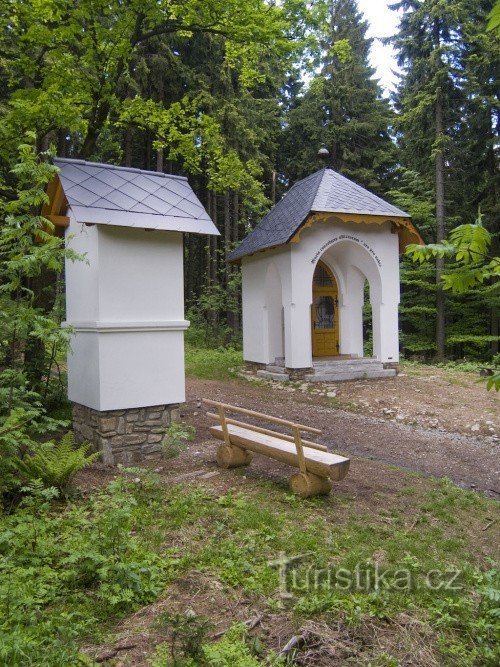 礼拝堂と十字架の駅