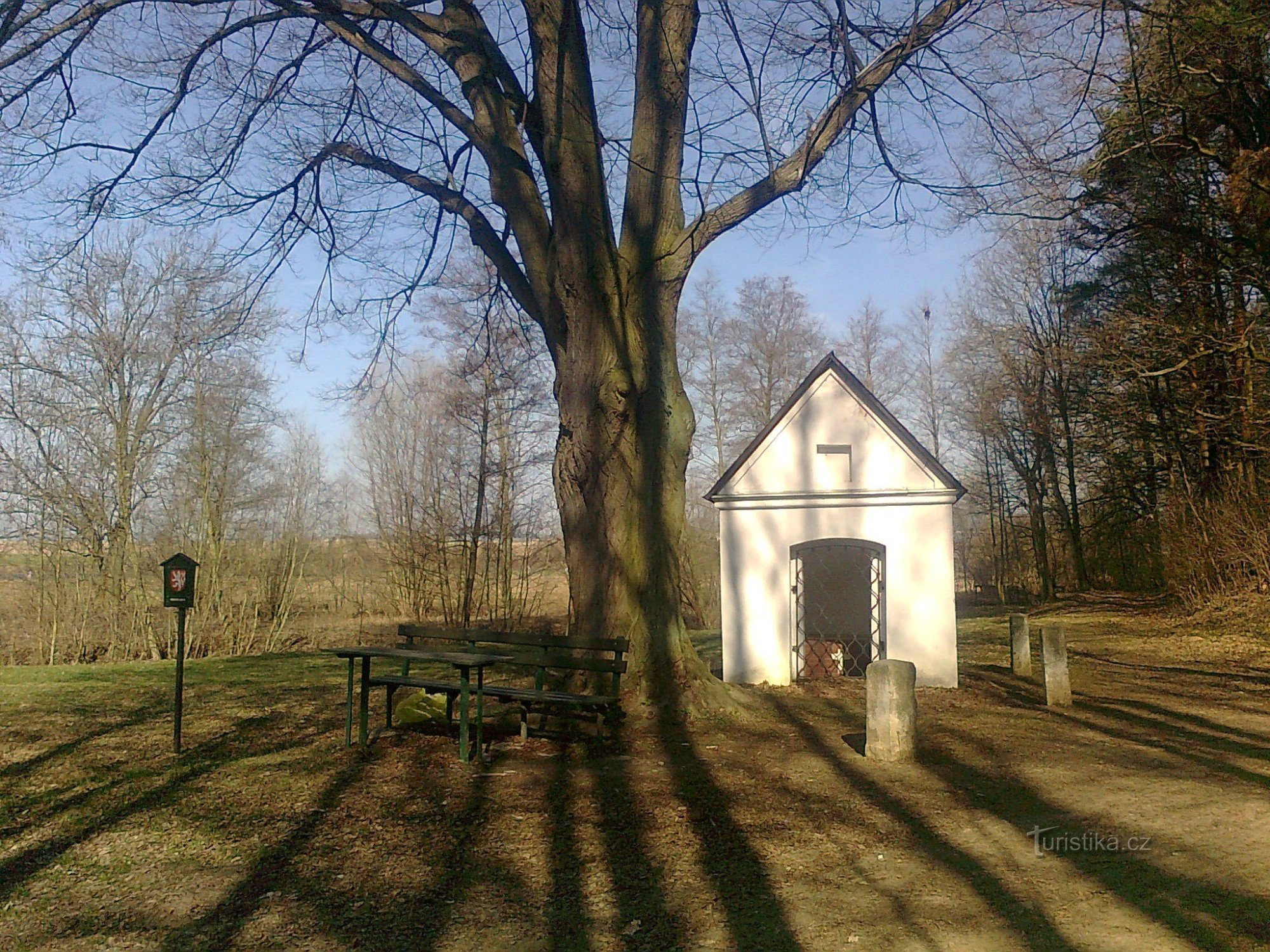 Capela com uma tília memorial (marcação na extrema esquerda da foto)