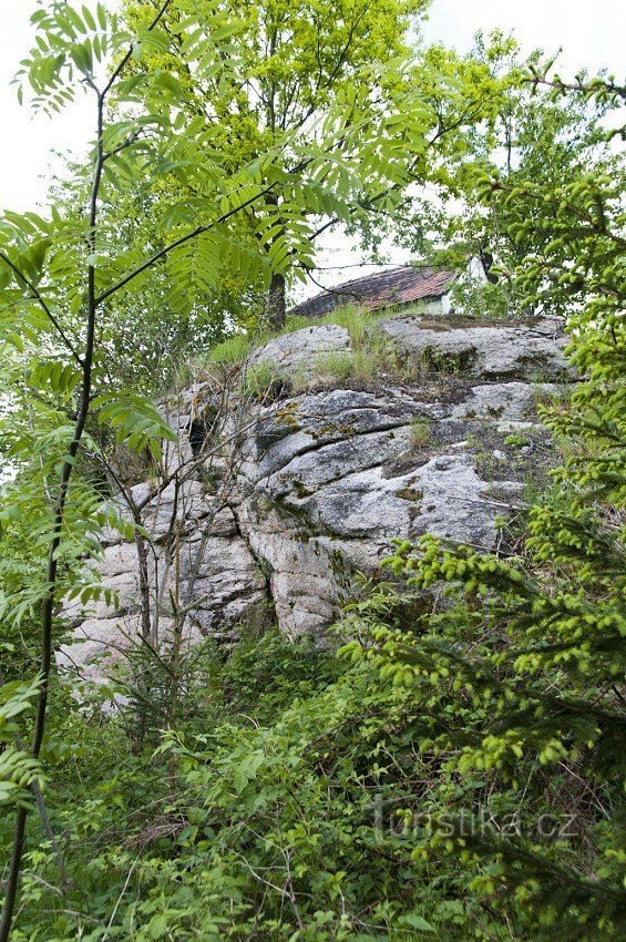 A capela está em um bloco de pedra