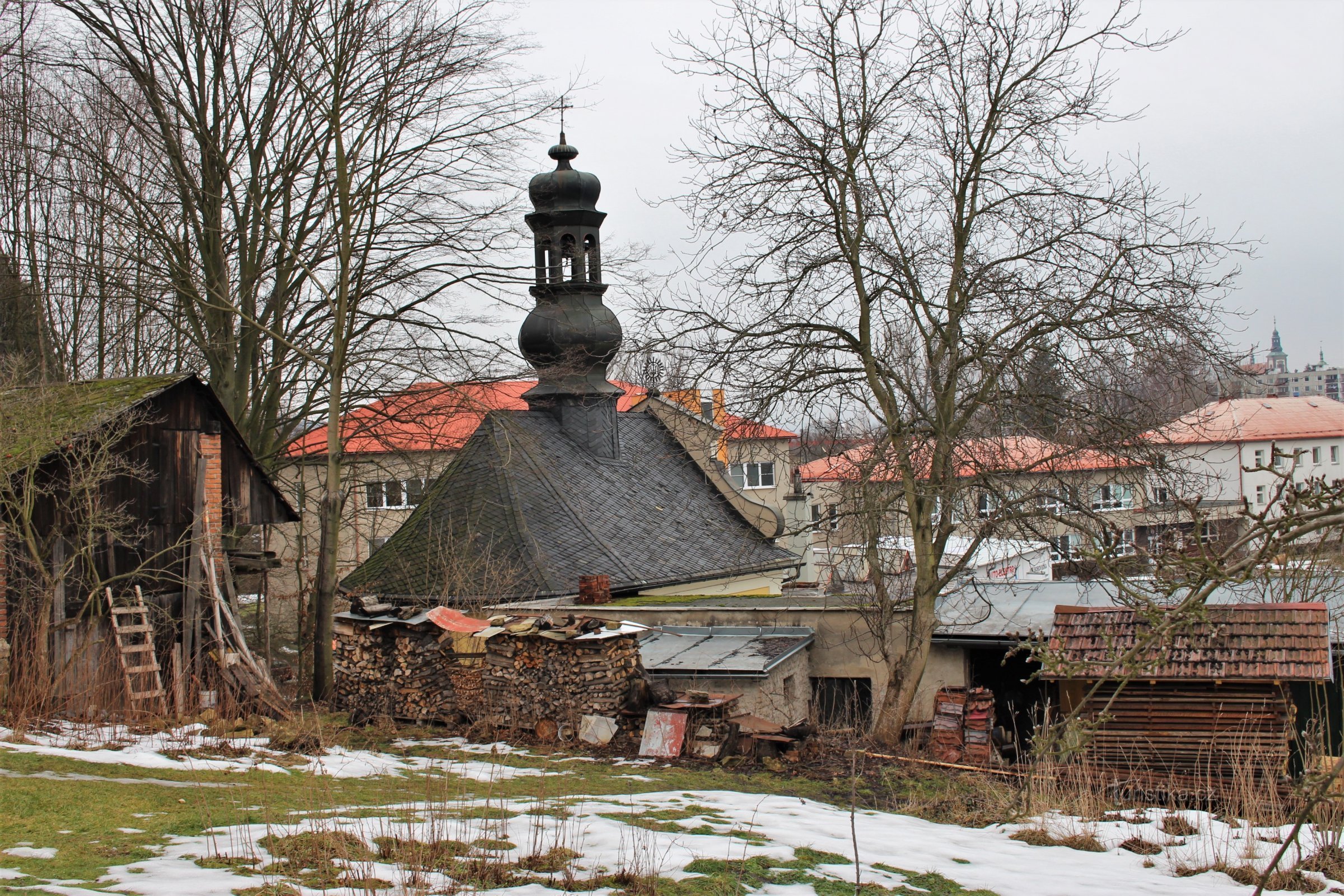 La chapelle est actuellement entourée d'autres bâtiments