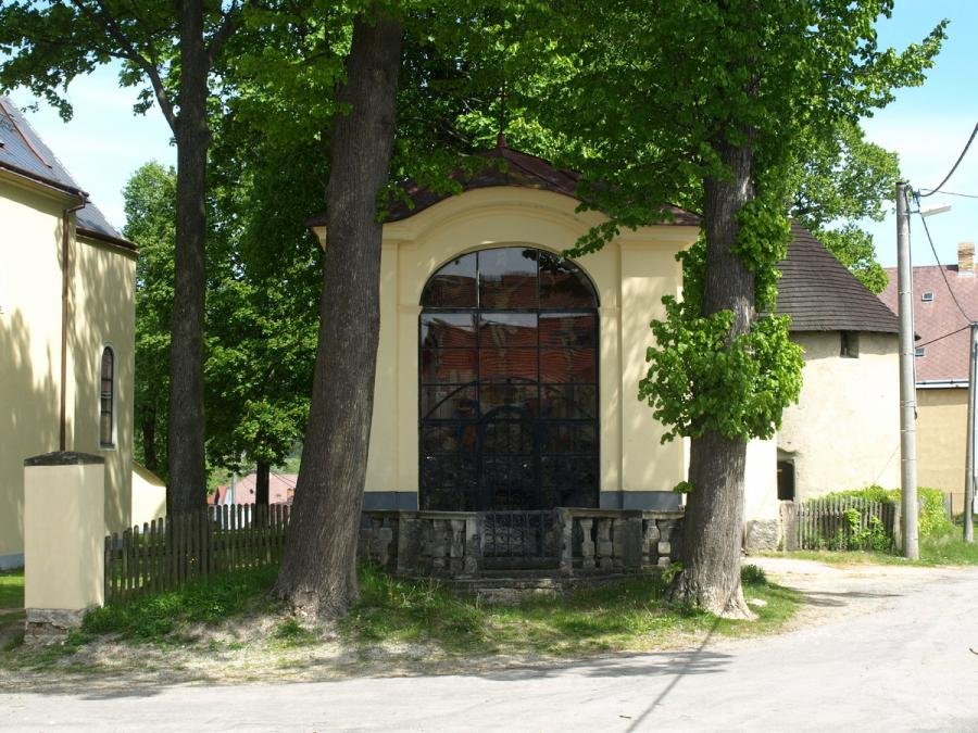 kaple Kalvárie s bývalou márnicí