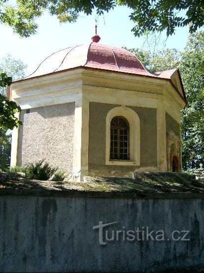 Kápolna: kápolna a falu északi részén, a Starý Plzenec felé vezető út mellett