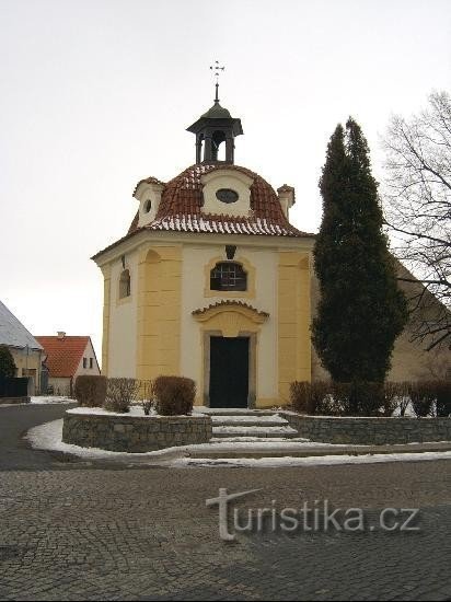 Kápolna: P. Maria Pomocné kápolna, amely JB Santini tervei alapján épült.