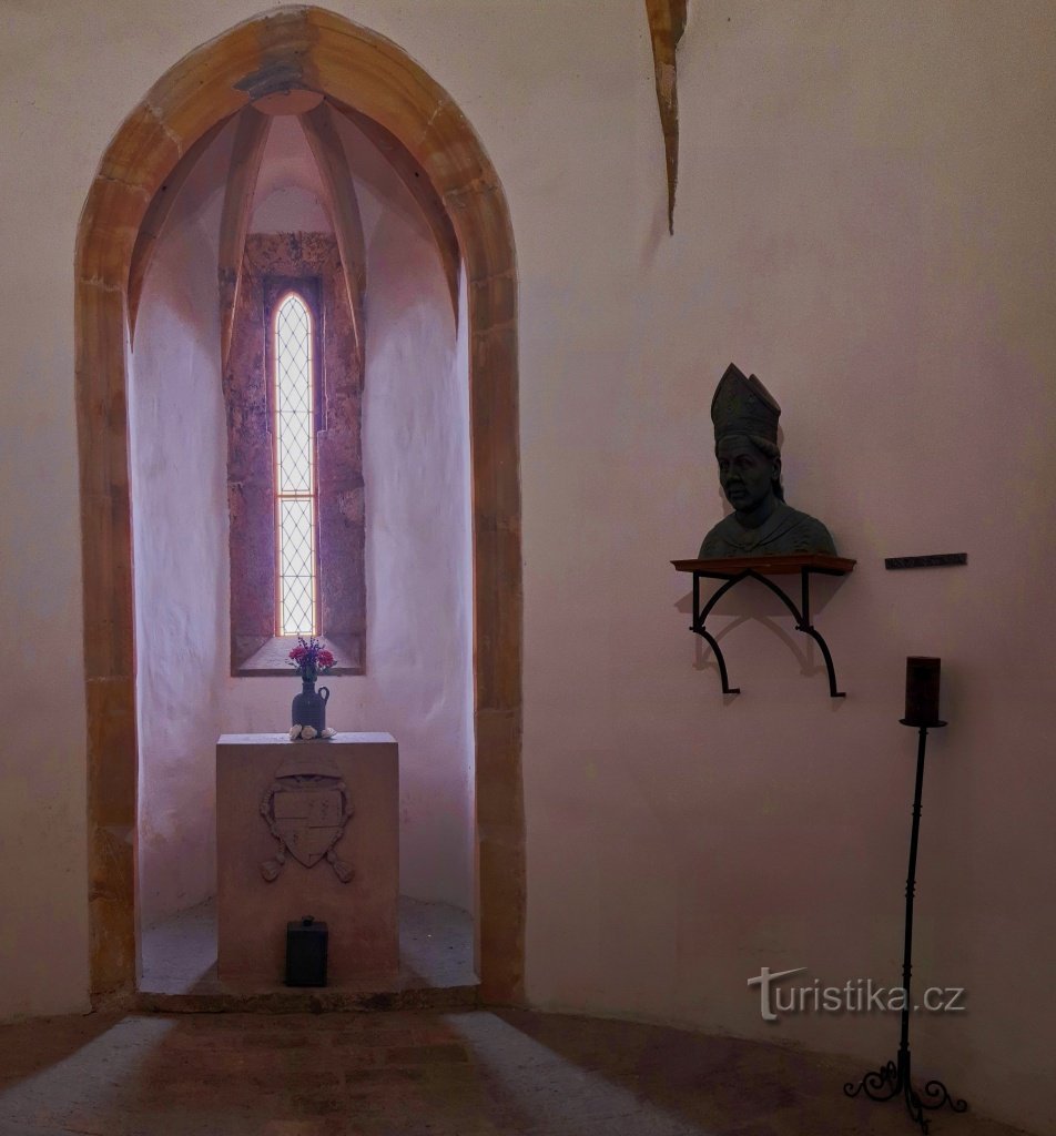 城堡内的小礼拜堂，有一尊延施泰因大主教扬的半身像。
