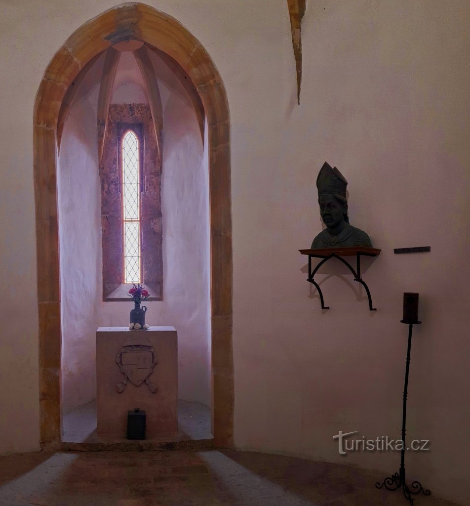 Capela do castelo com busto do arcebispo Jan de Jenštejn.