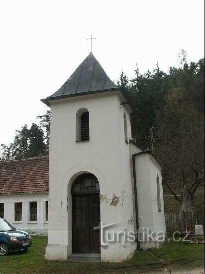 Kaple na Šmelcovně: Kaple byla vystavěna v roce 1905 z darů a sbírek místních ob