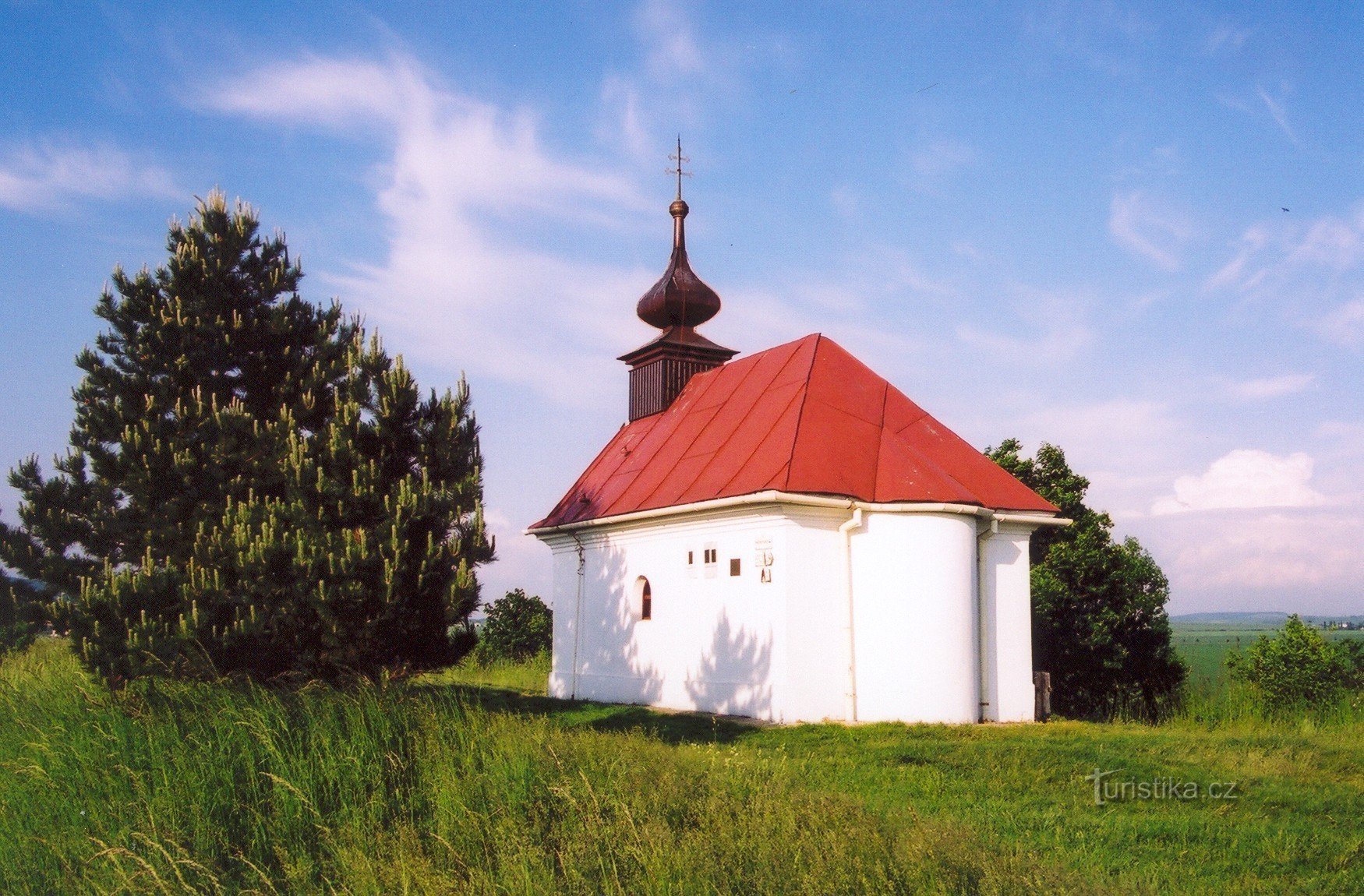 La capilla en la cima de la colina.