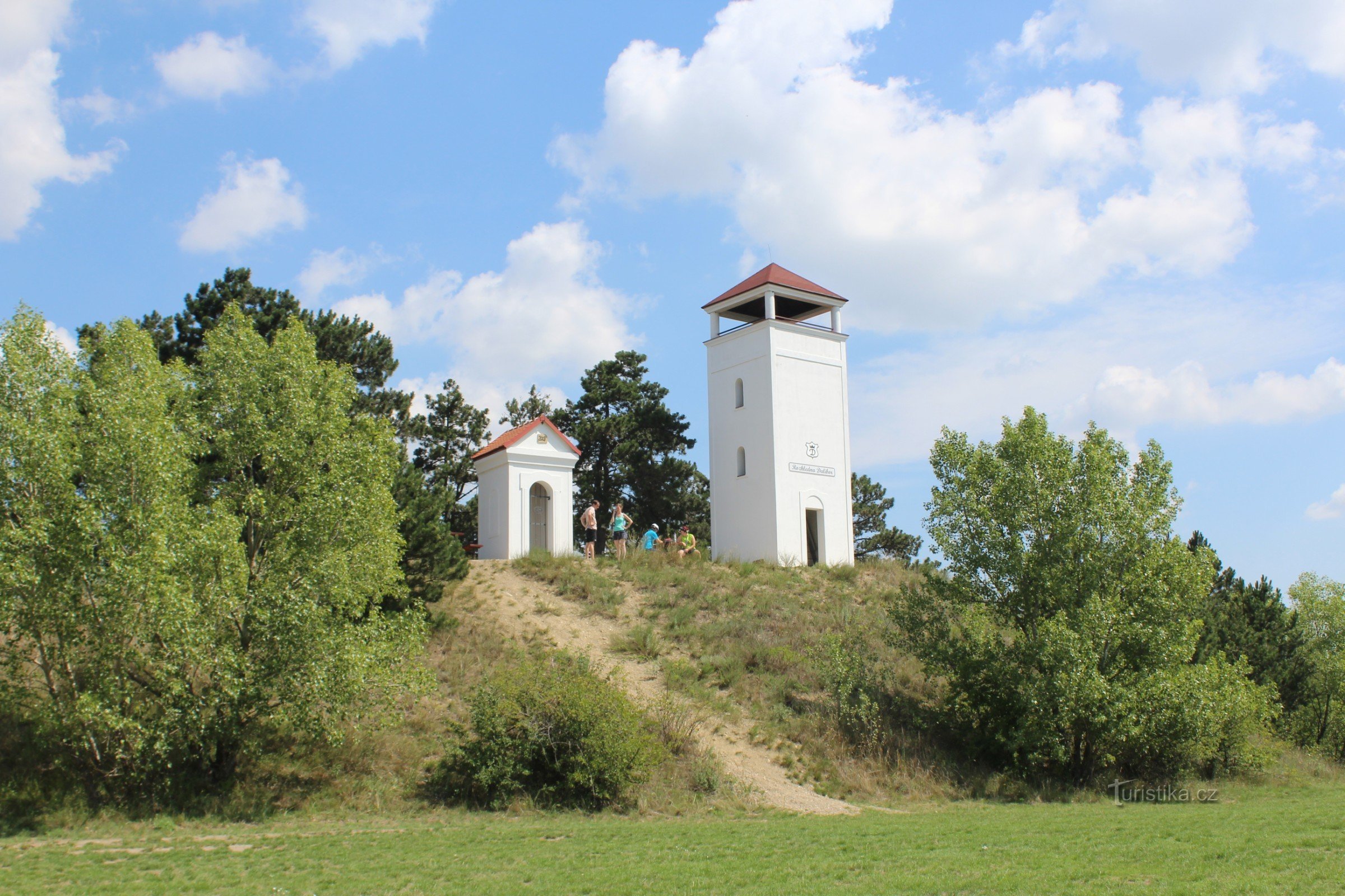 La cappella sulla collina di Kalvárie con il belvedere di Dalibor