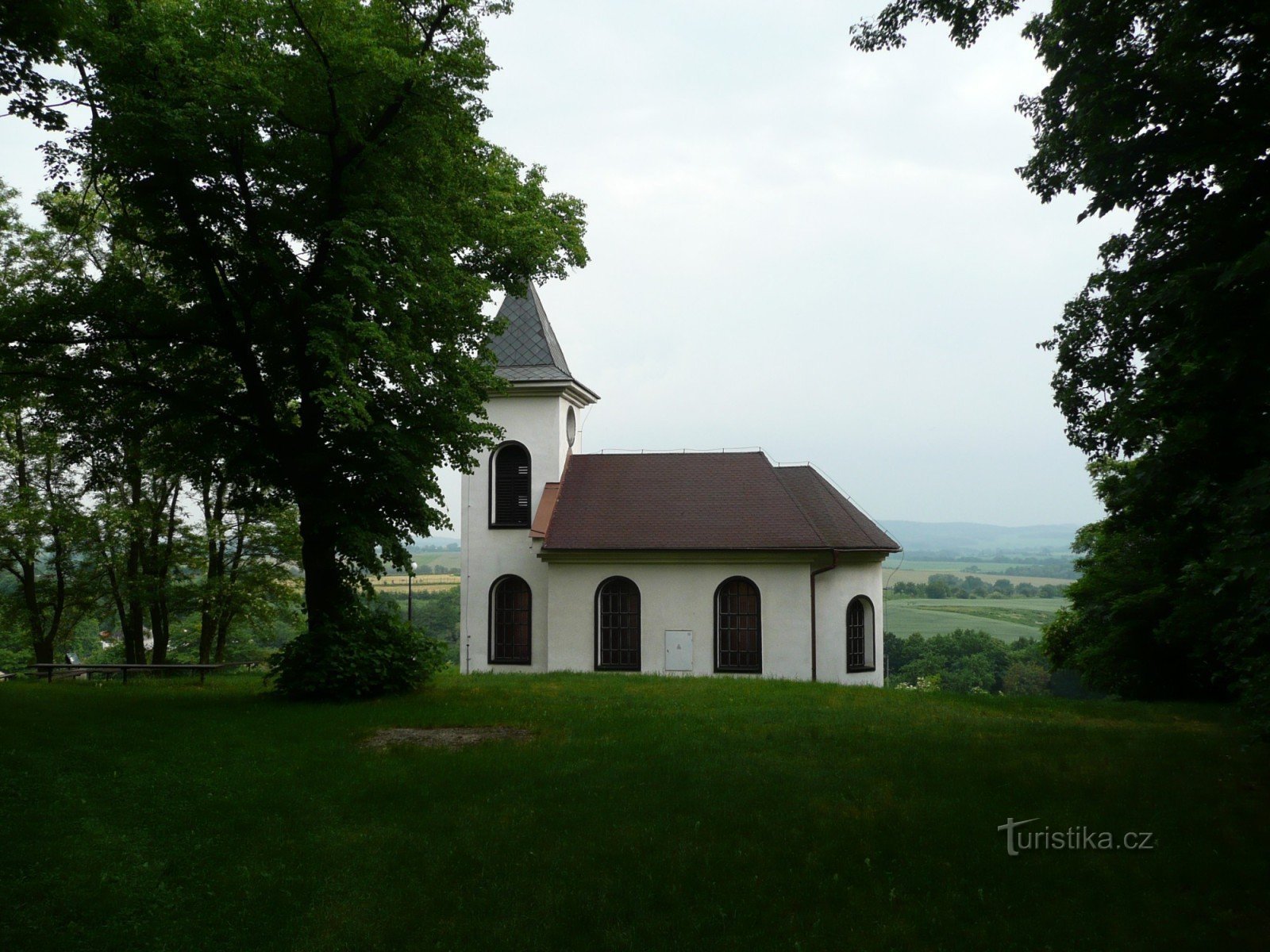 capela deasupra Rusínului
