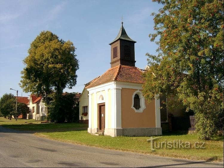 Kaple: Návesní kaple z doby kolem roku 1800 vyniká kvalitní pozdně barokní členě