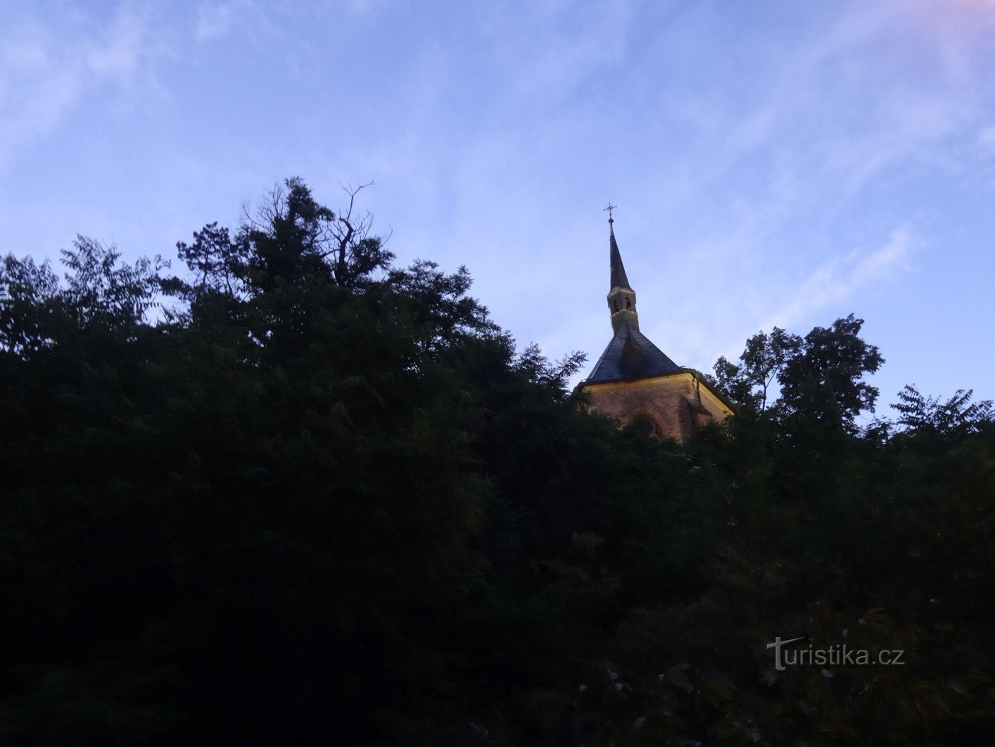 Capilla de Nuestra Señora de los Dolores y el pozo milagroso sobre Beroun