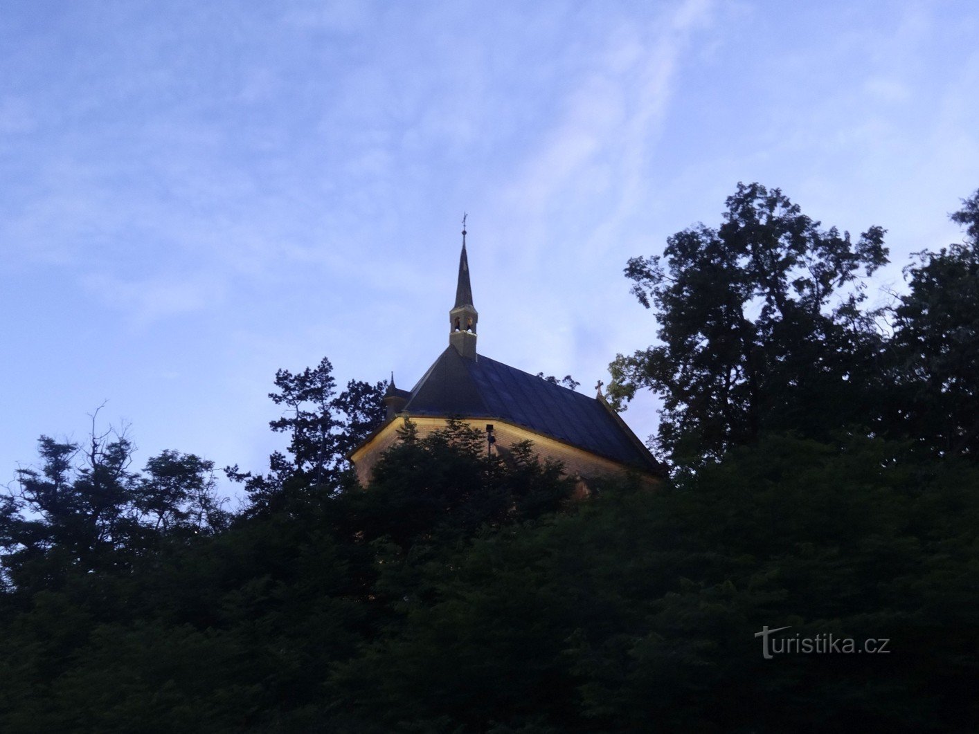 Capilla de Nuestra Señora de los Dolores y el pozo milagroso sobre Beroun