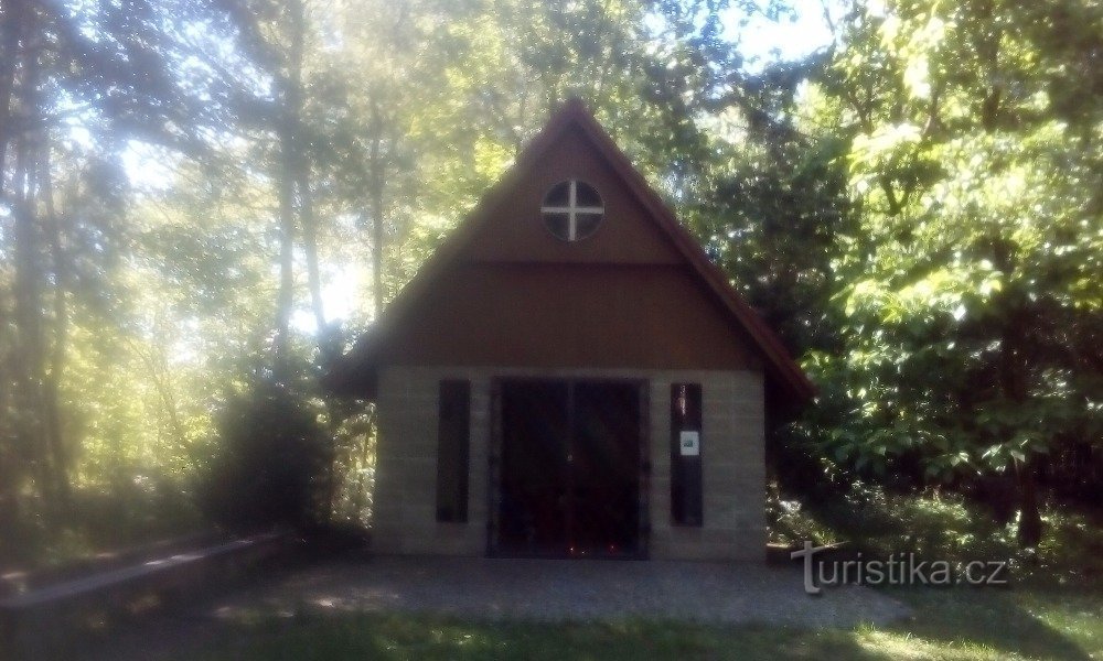 Kapel van Onze Lieve Vrouw van Smarten in het bos in Kokešov