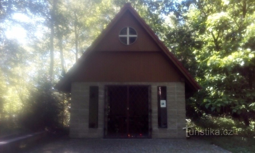 Vår Fru av sorgernas kapell i skogen i Kokešov