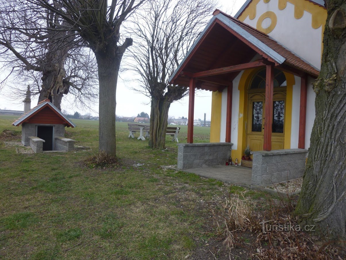 Chapelle Notre-Dame de Lourdes avec puits