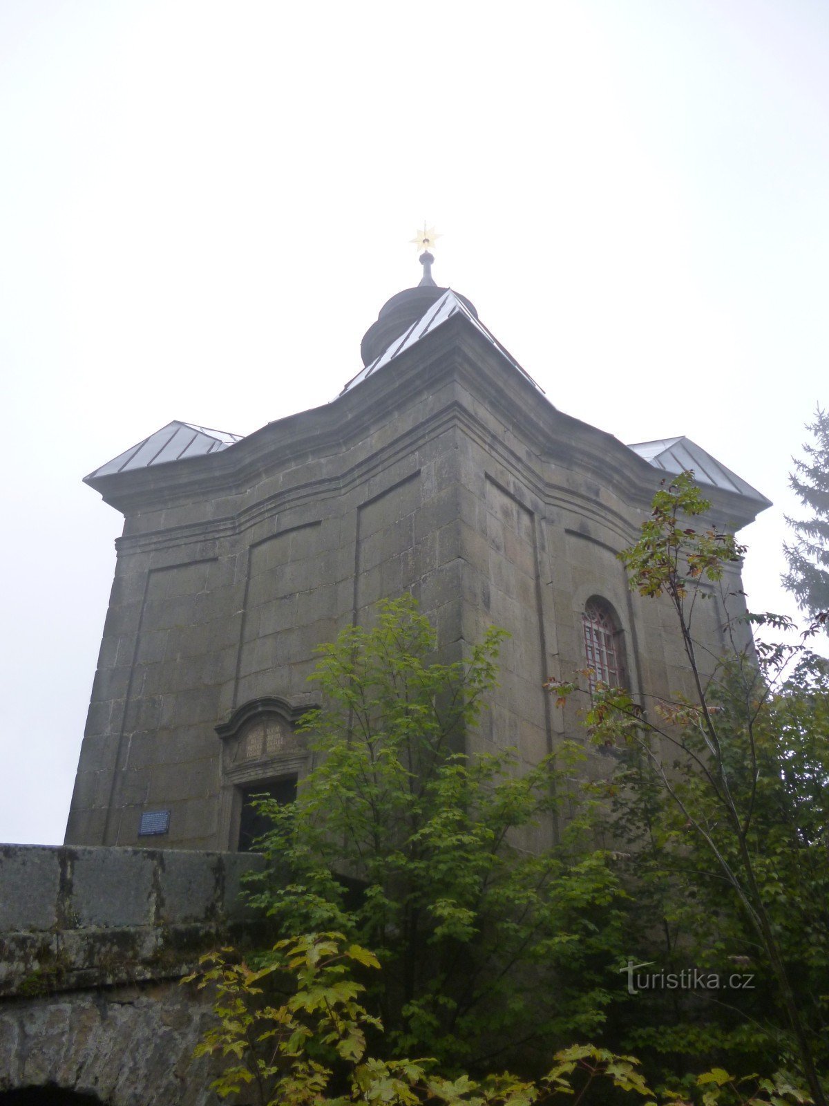 赫韦兹达雪中圣母教堂