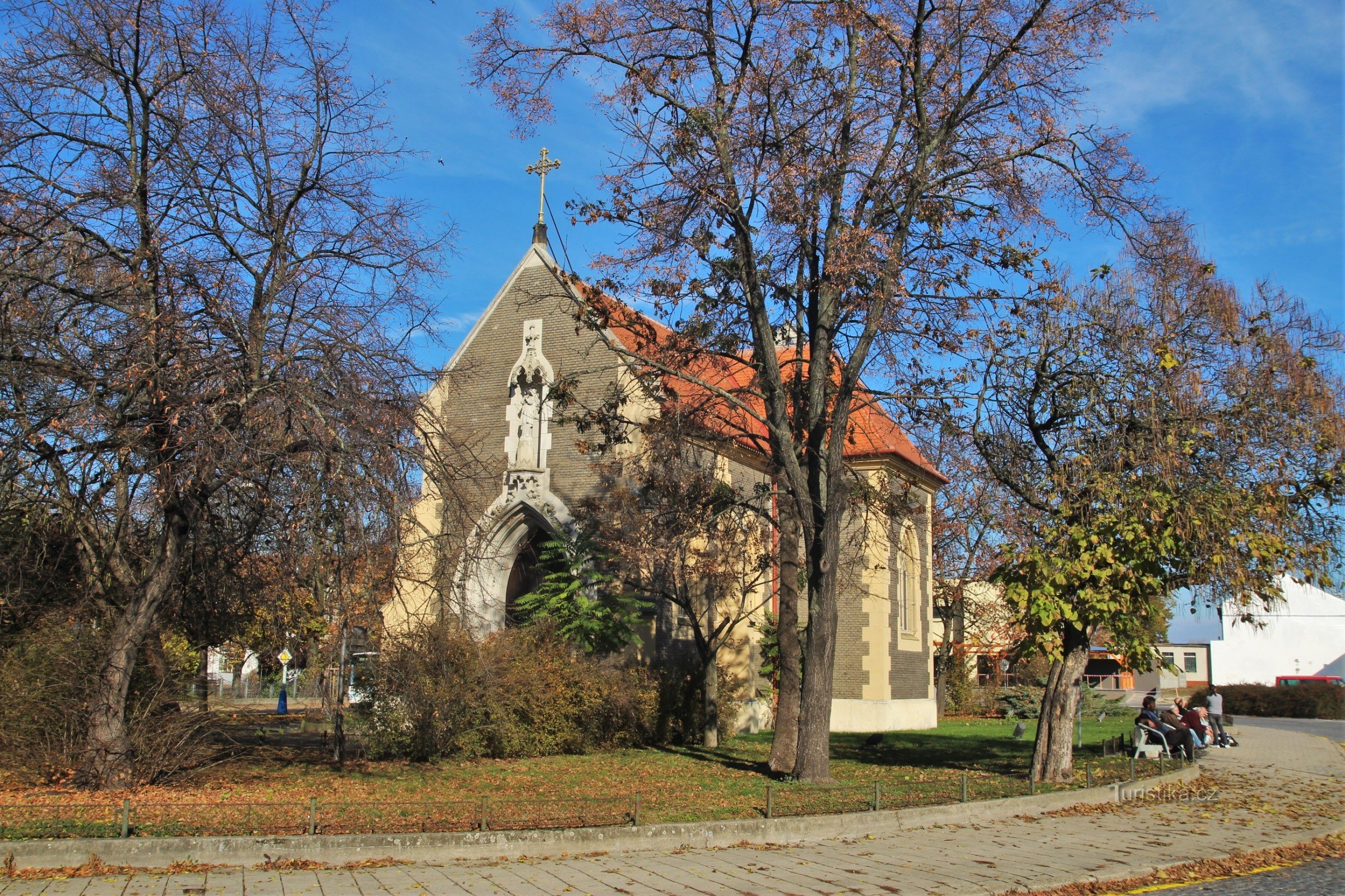 Kapell framför stationen