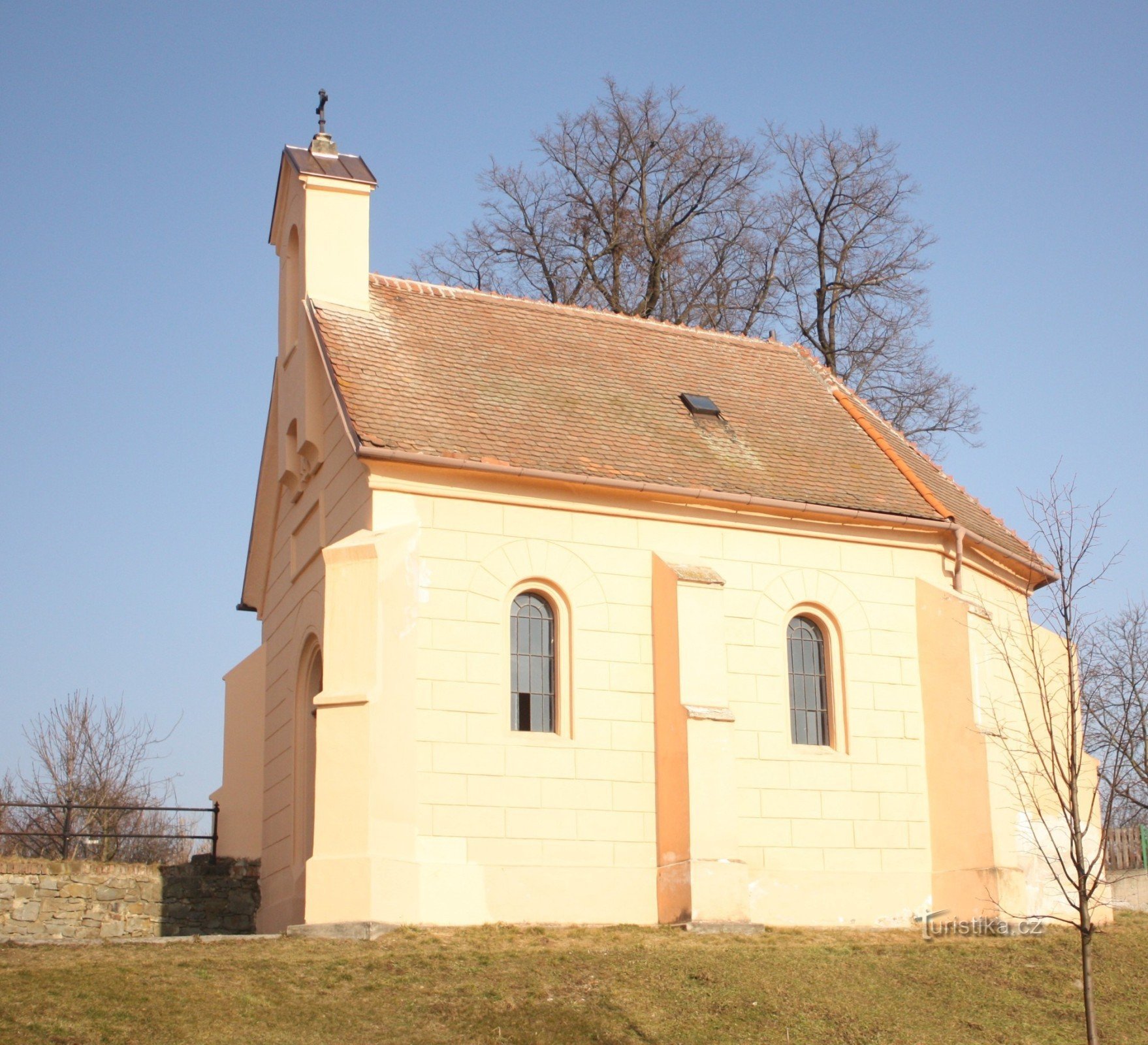 Een kapel met een graftombe in Dobromilice, de rustplaats van de Bukuwk-graven uit Bukuwka