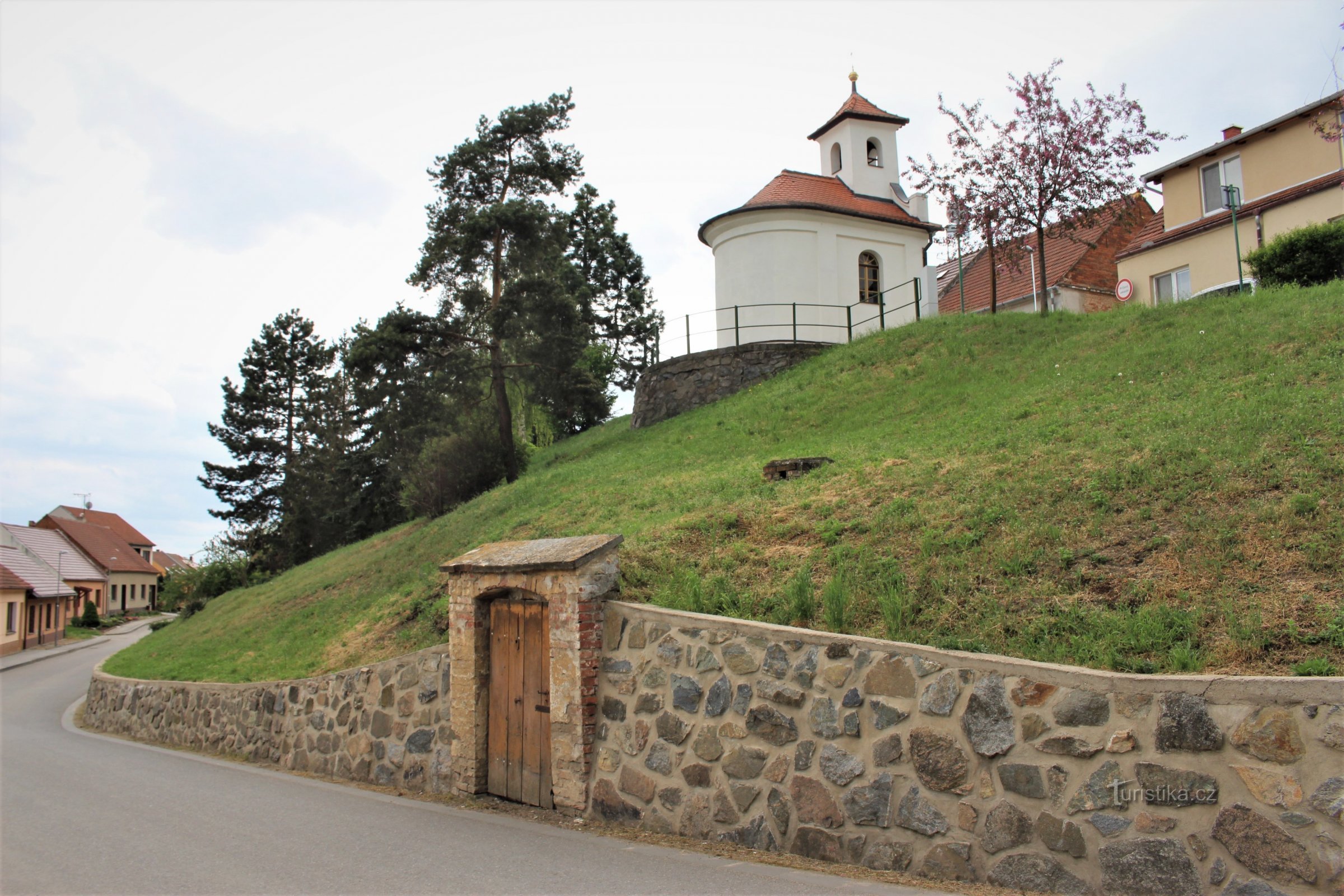 A capela está localizada na borda superior do terraço do rio, acima da estrada Vojkovický