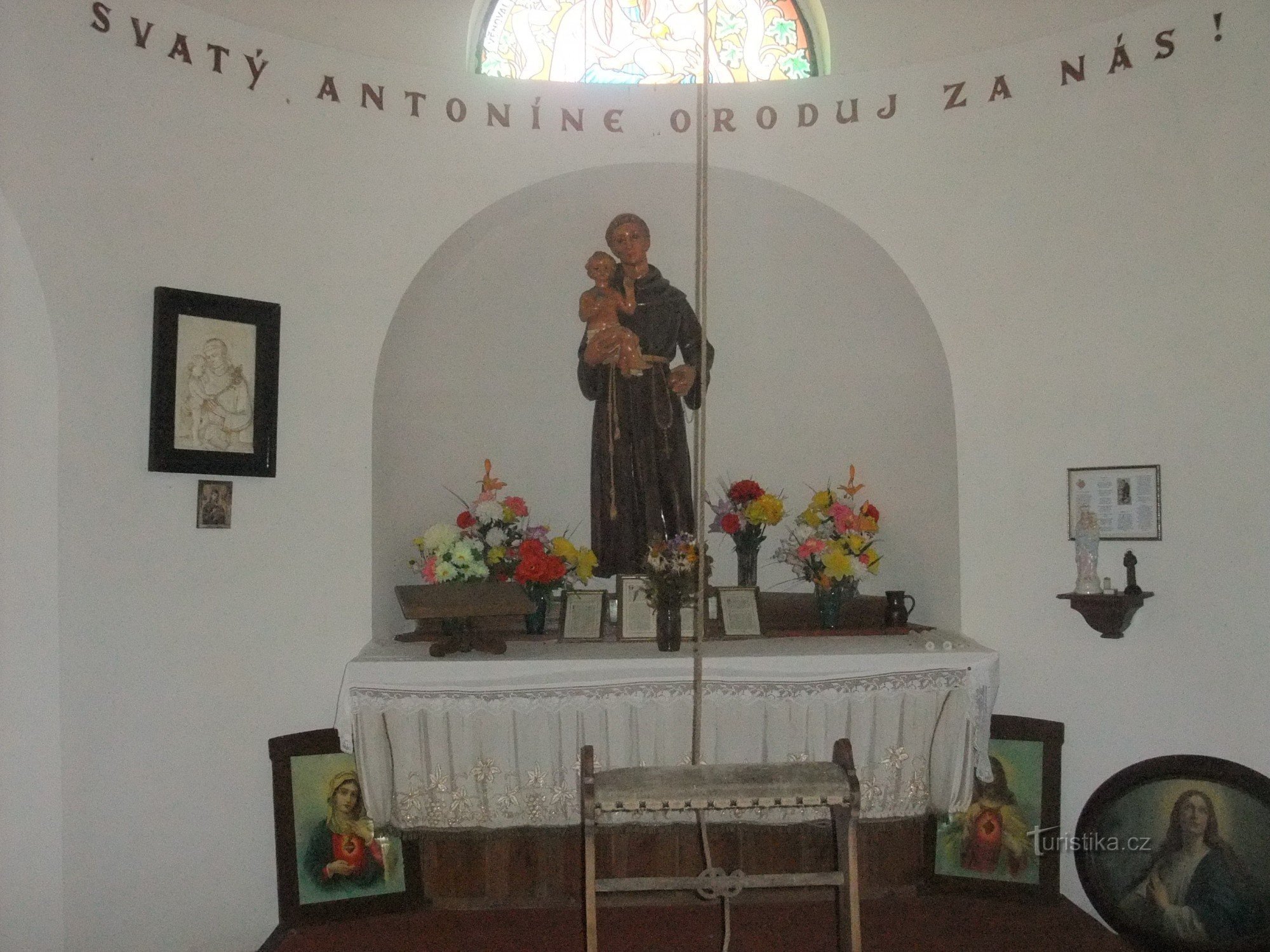 Chapelle de St. Antonín Paduánský - un regard à l'intérieur