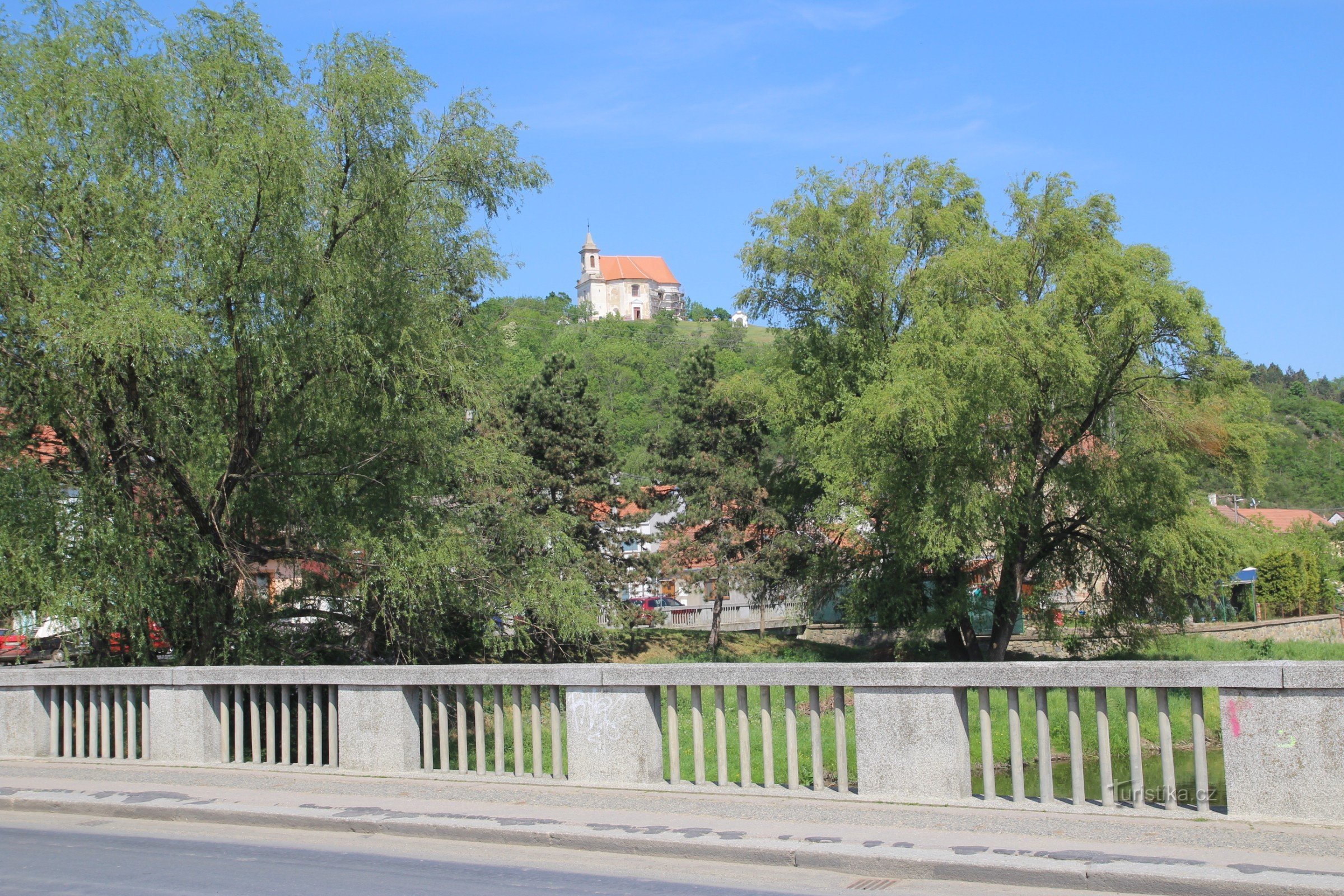 Kaple sv. Antonína z mostu od řeky Jihlavy