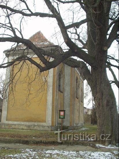 Kapelle St. Erzengel Michael mit einem Gedenkbaum