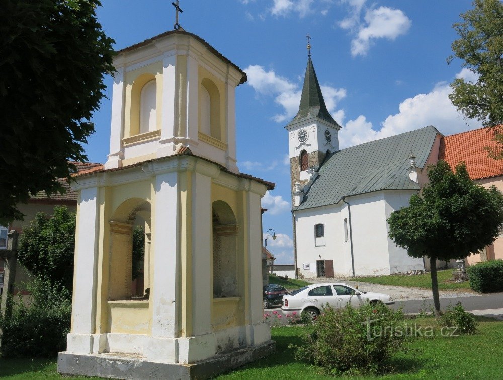 chapelle de St. Floriana, au fond l'église de St. Martin