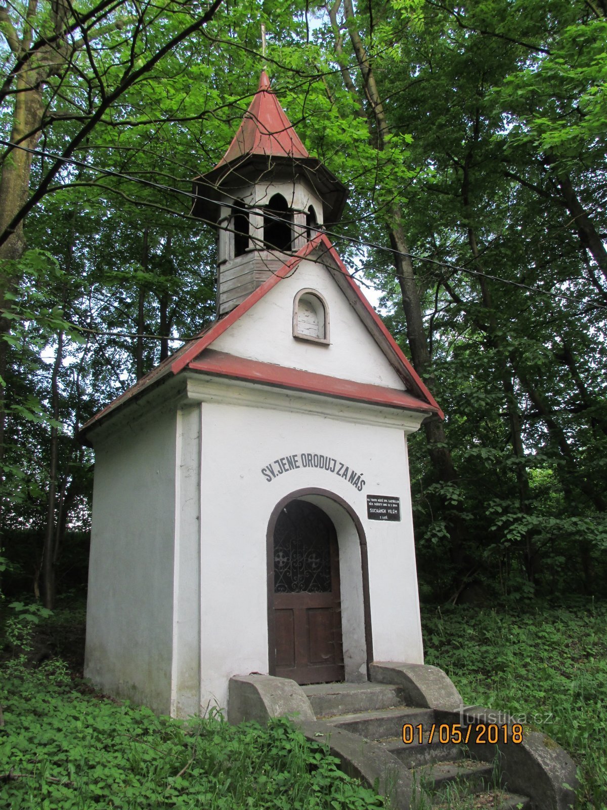 Capilla de St. Jana y la placa conmemorativa en Lazy