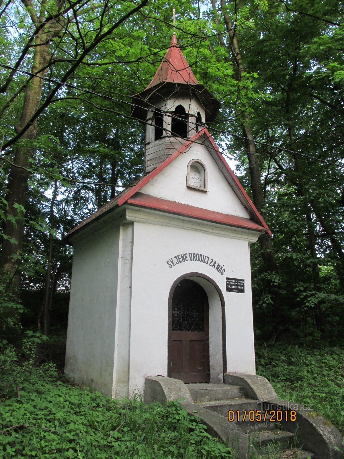 Cappella di S. Jana e la targa commemorativa in Lazy