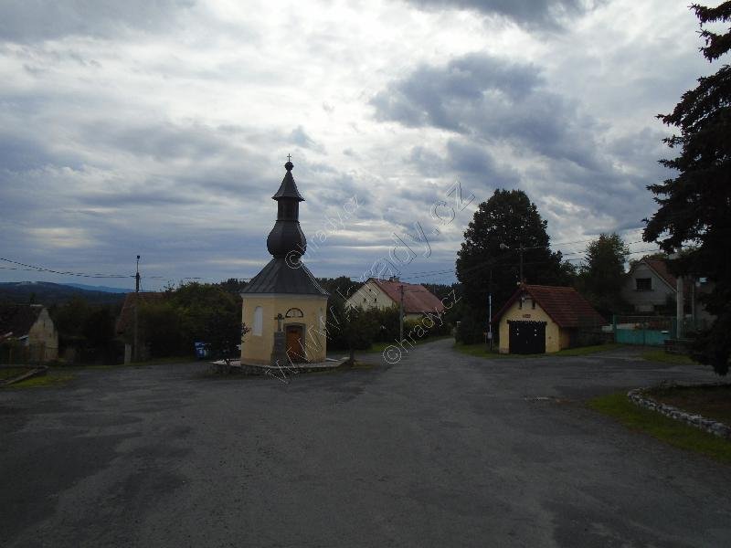 kaple sv. Jana Nepomuckého a sv. Starosty s pamětním křížem