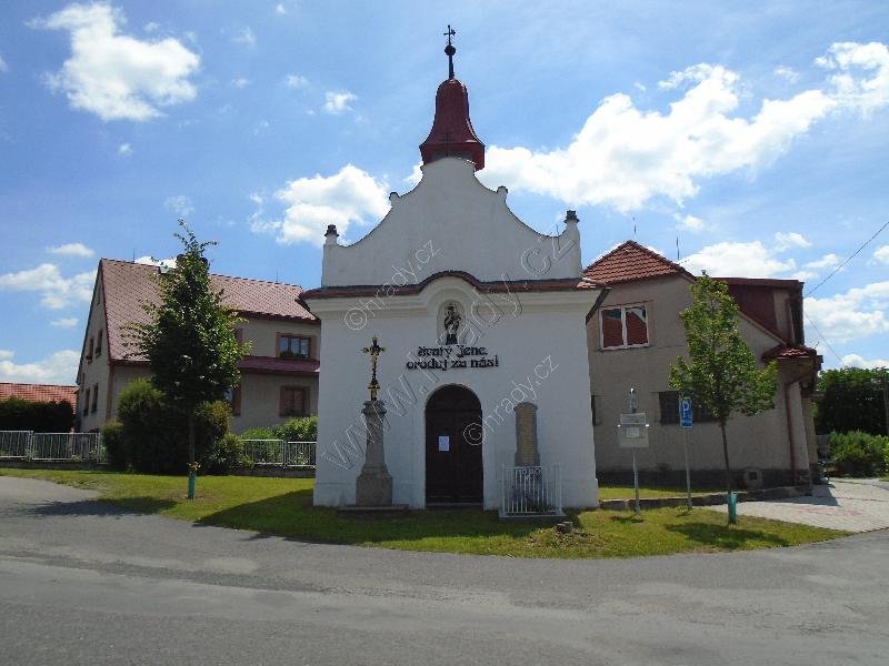 kaple sv. Jana Nepomuckého s pamětním křížem
