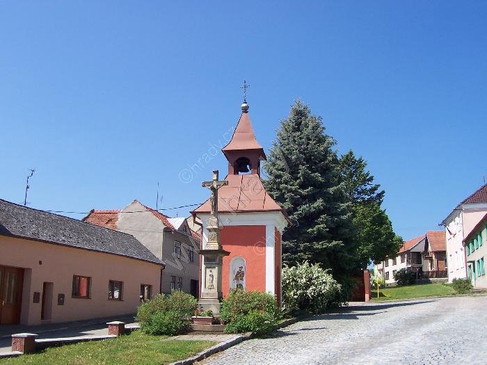 kaple sv. Jana Nepomuckého se zvonicí