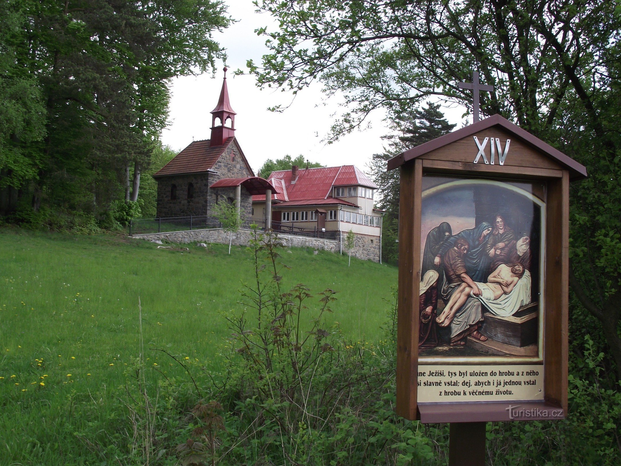 kaple sv. Martina, turistická chata a křížová cesta