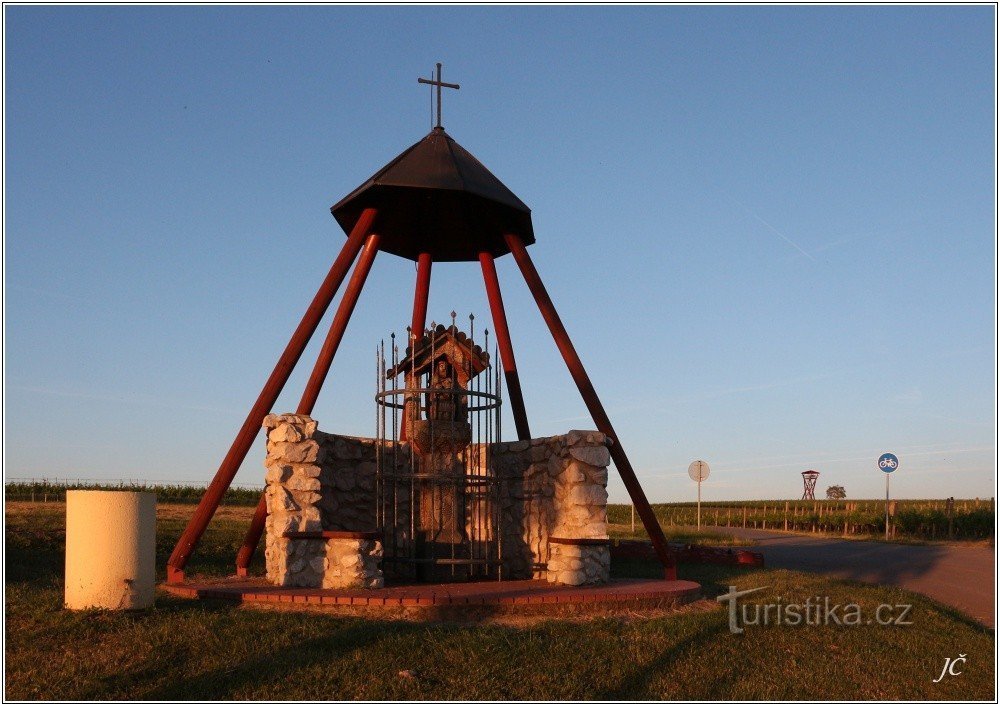 Cappella di S. Urbana, la torre di osservazione Slunečná si vede sulla destra