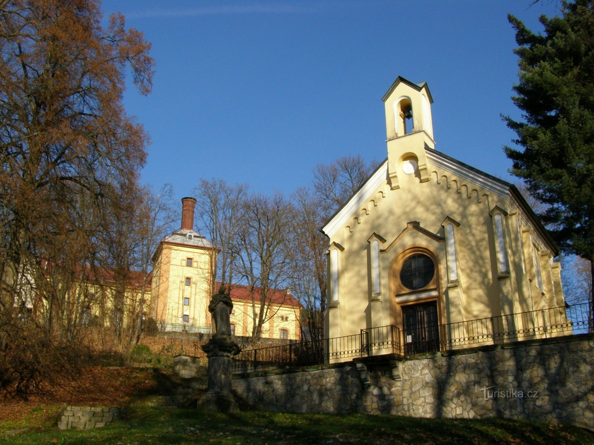 capilla de st. Vavřince en Mala Skála