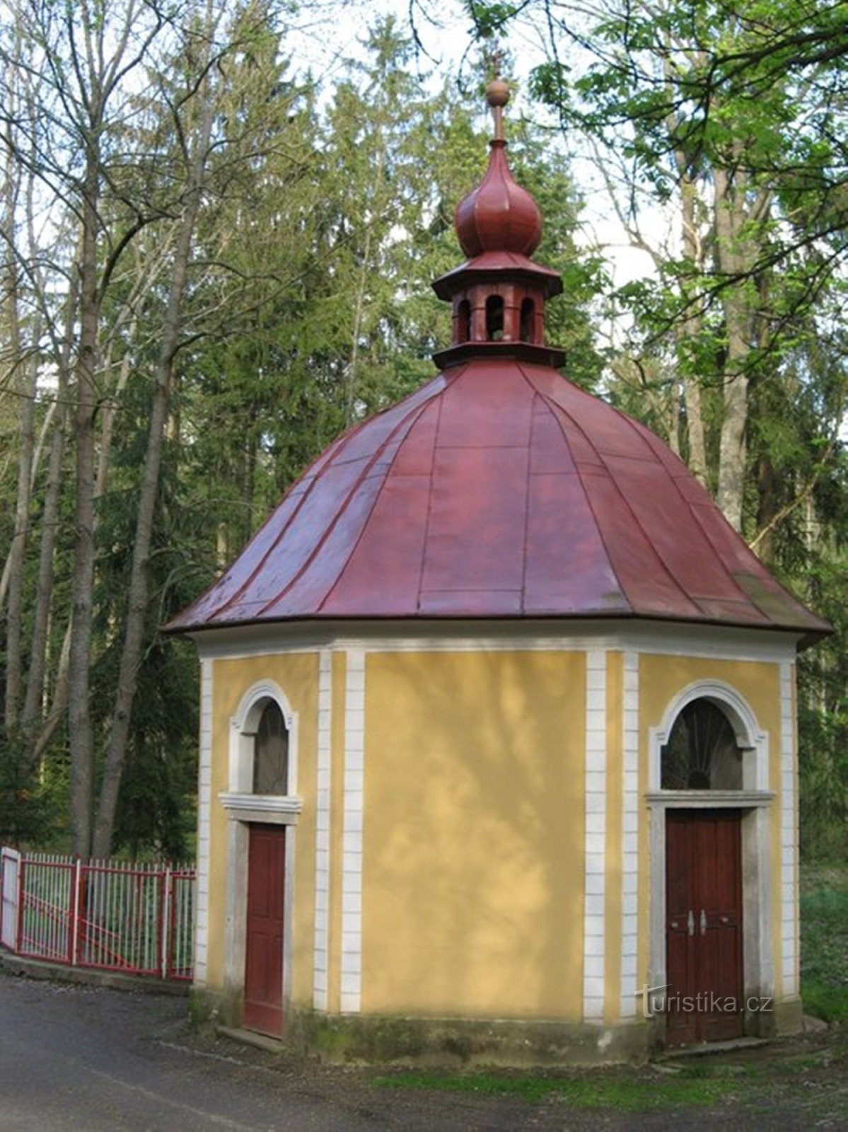 la capilla de Santa Ana sobre el manantial