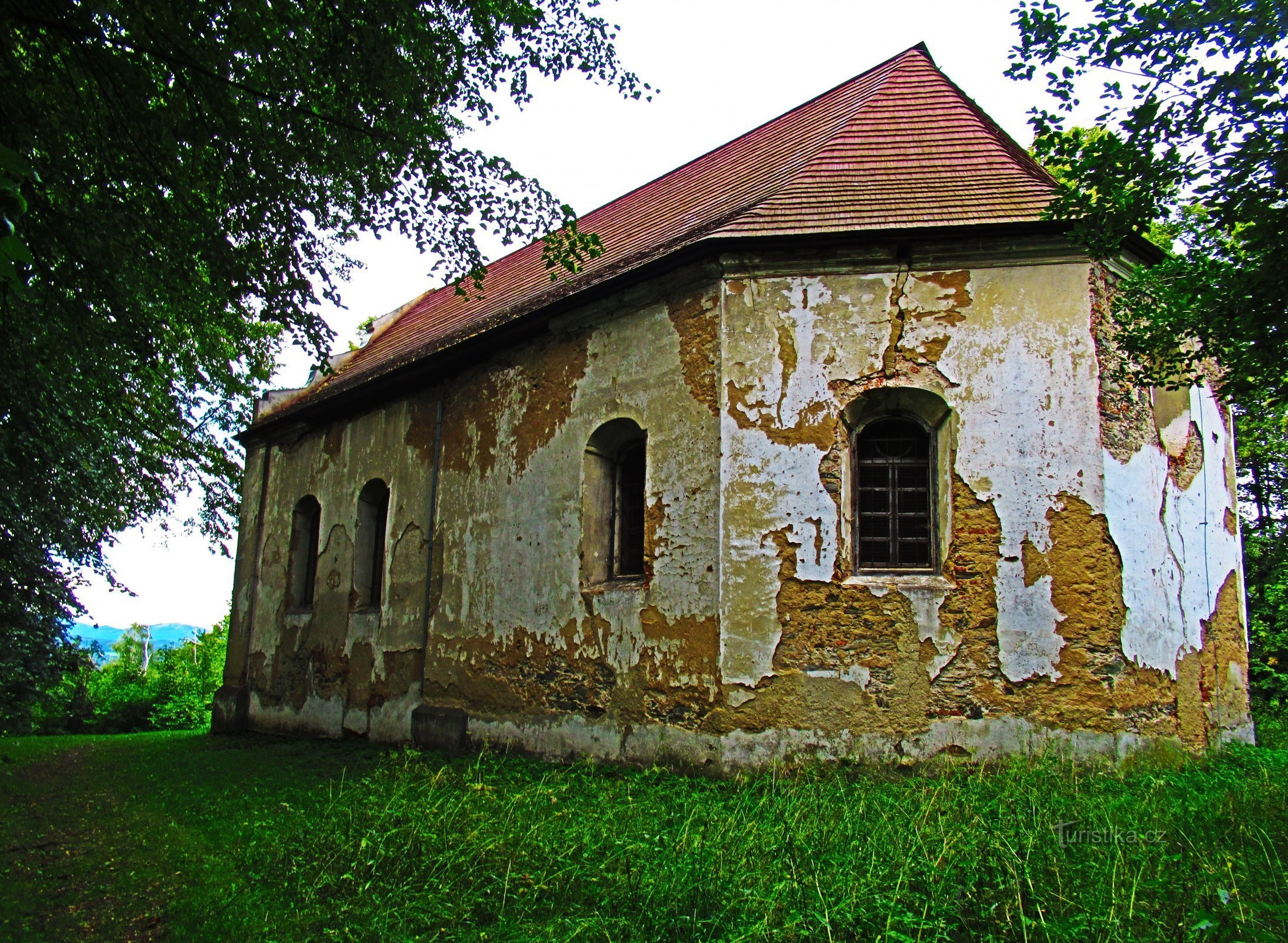 St.-Rochus-Kapelle und Blick auf Zlaté Hory