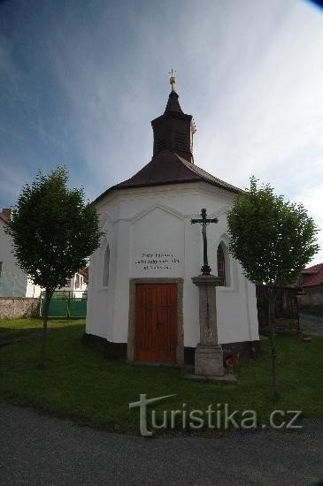 Kapelle in der Nähe des Schlosses: in Mokrosuky