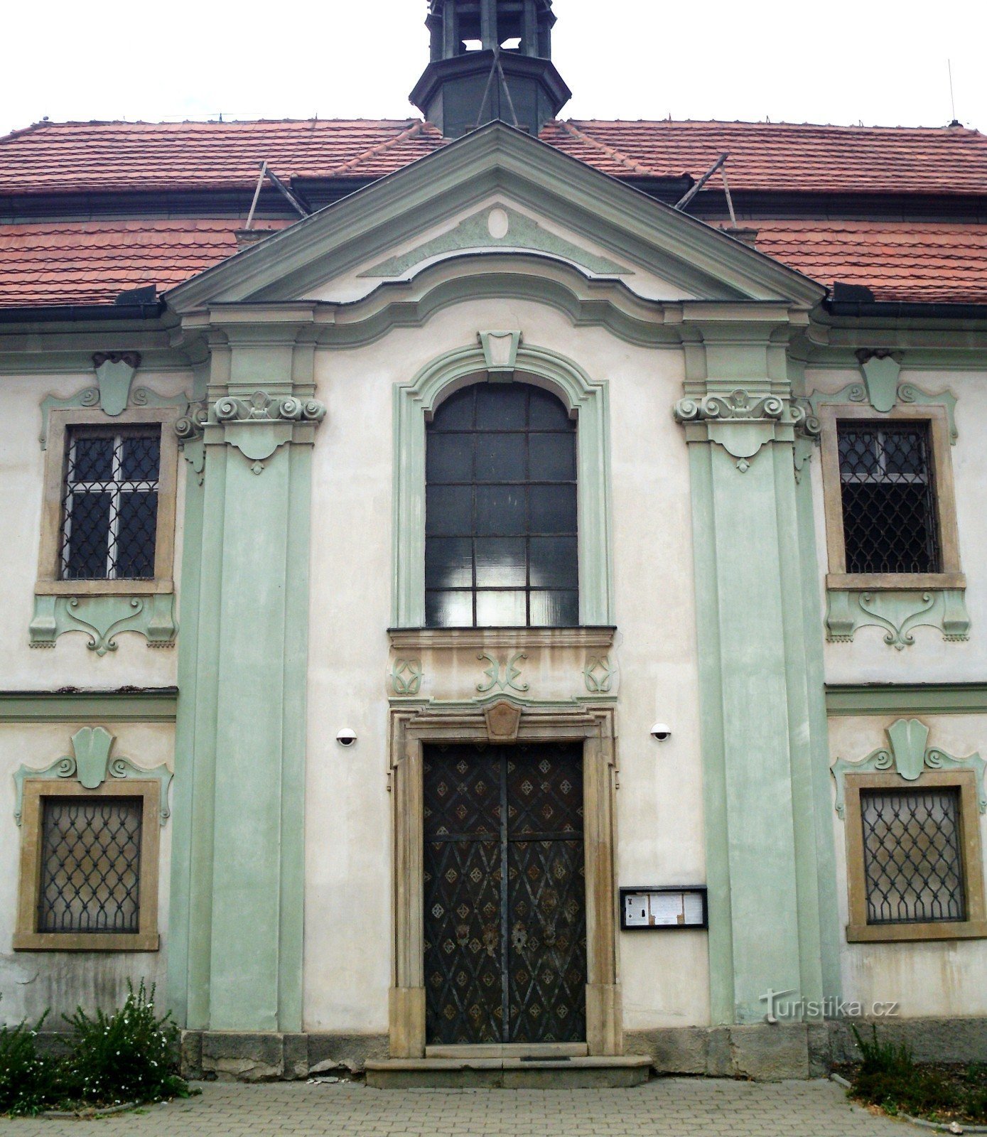 capilla en medio del ala de la calle