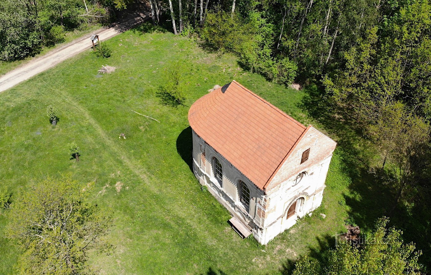 Kapelle im Dorf Mýtiny