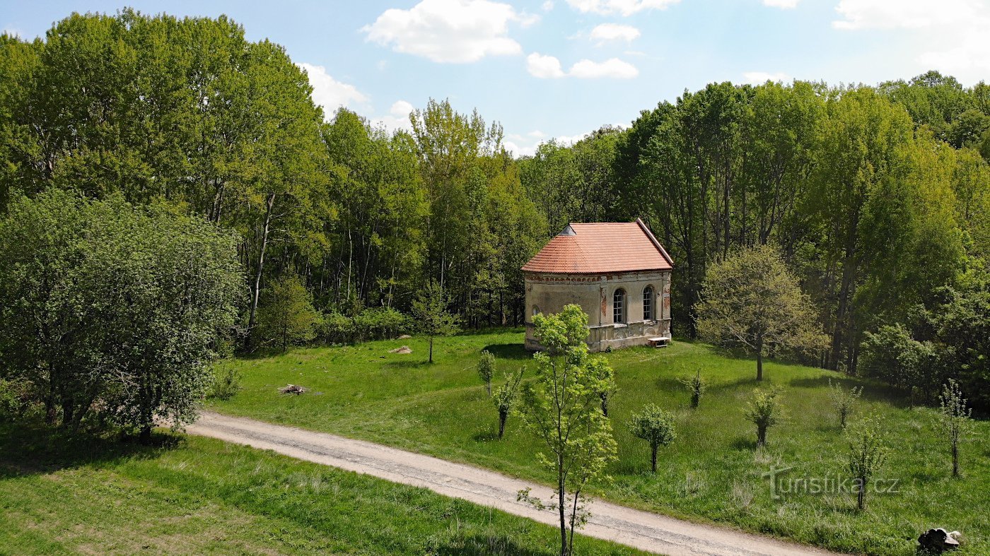Kaplica we wsi Mýtiny