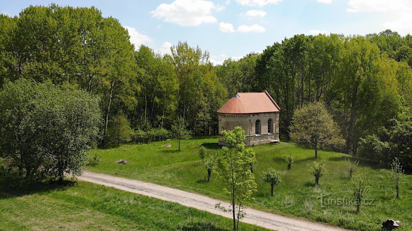 Kapelle im Dorf Mýtiny