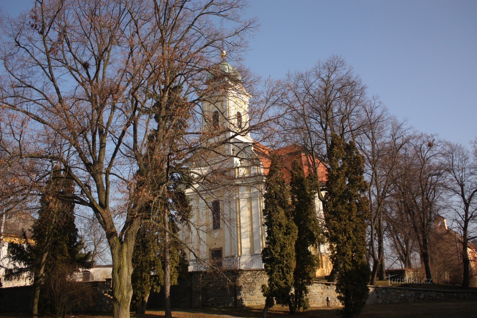 Kapel op de achtergrond van de kerk in Dobromilice