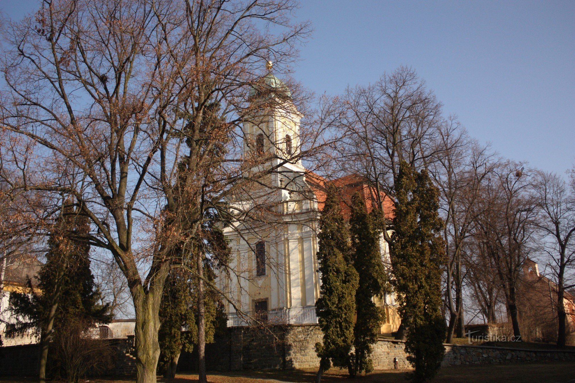 Capilla al fondo de la iglesia de Dobromilice