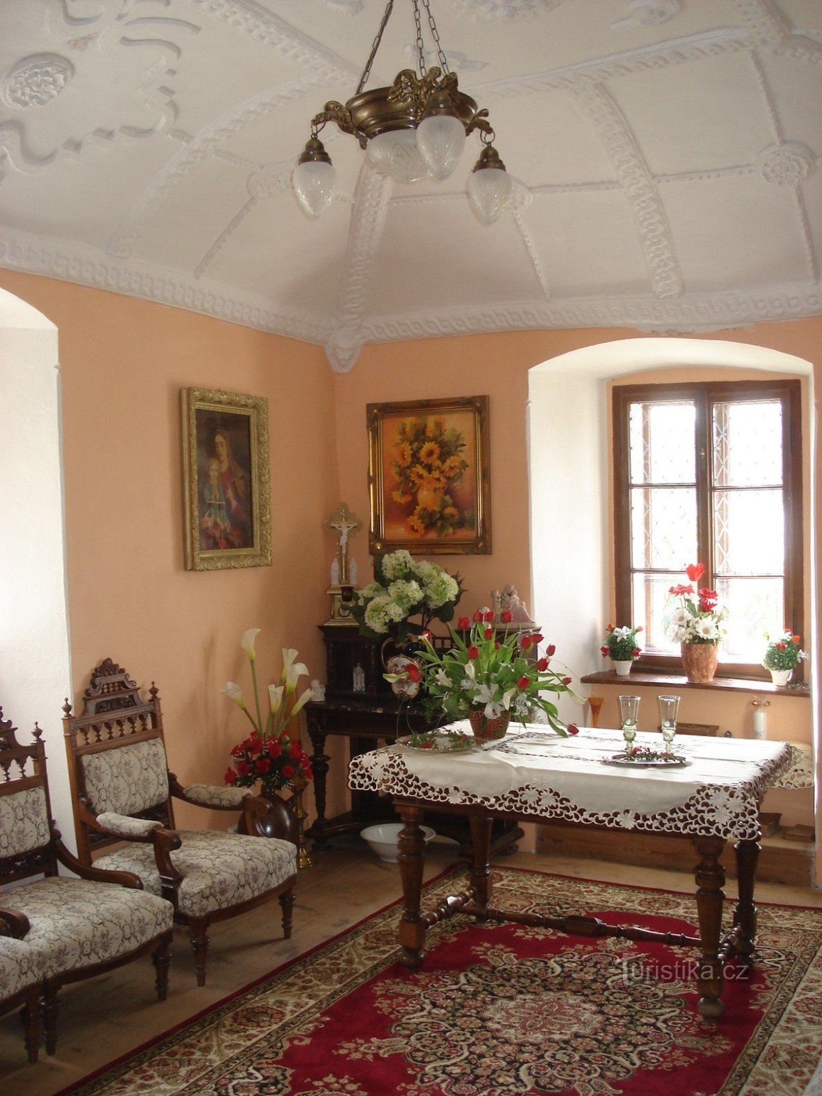 capilla en la fortaleza lista para una ceremonia de boda